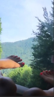 Delia Matache feet photo thumbnail