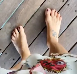 Delia Matache feet photo thumbnail