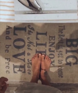 Delia Matache feet photo thumbnail