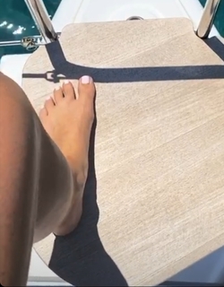 Delia Matache feet photo thumbnail