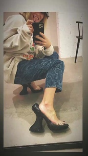 Delia Matache feet photo thumbnail