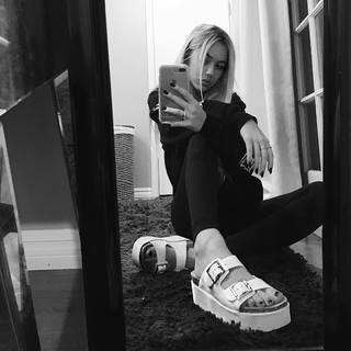 Delilah Hamlin feet photo 13