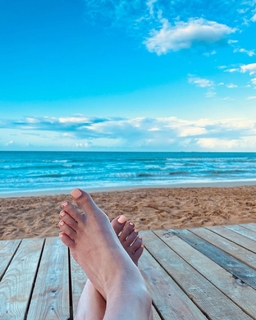 Delphine Wespiser feet photo thumbnail