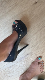 Delphine Wespiser feet photo thumbnail