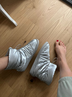Delphine Wespiser feet photo thumbnail