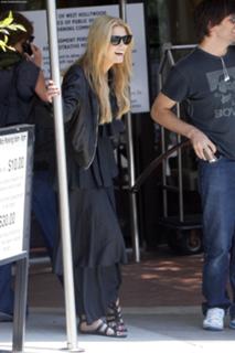 Delta Goodrem feet photo thumbnail