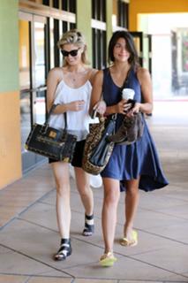 Delta Goodrem feet photo thumbnail