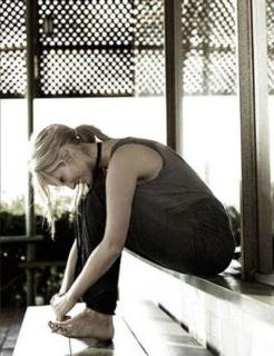 Delta Goodrem feet photo thumbnail