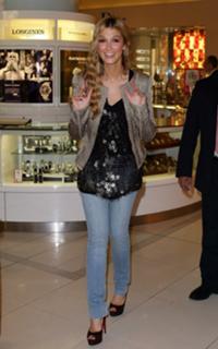 Delta Goodrem feet photo thumbnail