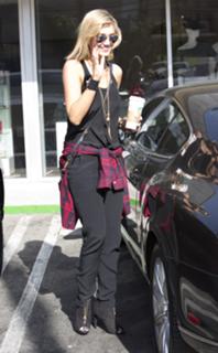 Delta Goodrem feet photo thumbnail