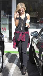 Delta Goodrem feet photo thumbnail
