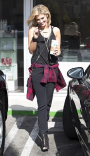 Delta Goodrem feet photo thumbnail