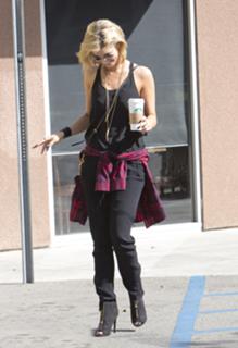 Delta Goodrem feet photo thumbnail