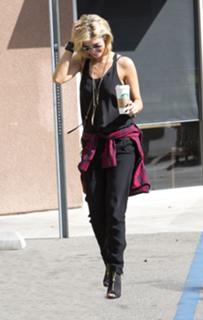 Delta Goodrem feet photo thumbnail