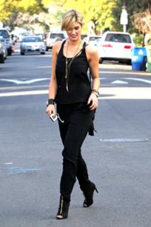 Delta Goodrem feet photo thumbnail