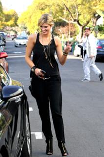 Delta Goodrem feet photo thumbnail