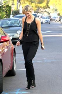 Delta Goodrem feet photo thumbnail