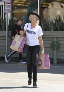 Delta Goodrem feet photo thumbnail