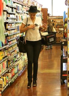 Delta Goodrem feet photo thumbnail