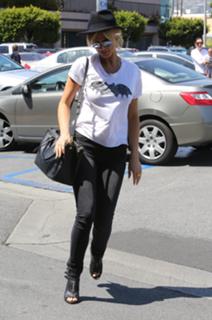Delta Goodrem feet photo thumbnail