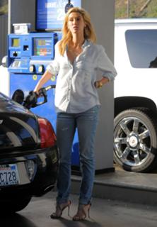 Delta Goodrem feet photo thumbnail