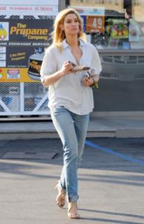 Delta Goodrem feet photo thumbnail