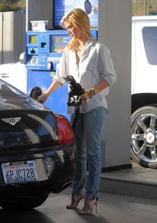 Delta Goodrem feet photo thumbnail