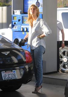Delta Goodrem feet photo thumbnail