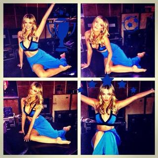 Delta Goodrem feet photo thumbnail
