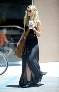 Delta Goodrem feet photo thumbnail