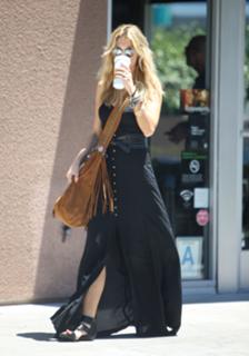 Delta Goodrem feet photo thumbnail