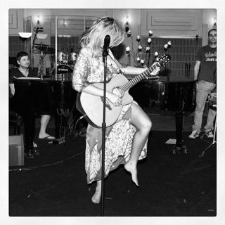 Delta Goodrem feet photo thumbnail
