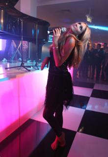 Delta Goodrem feet photo thumbnail