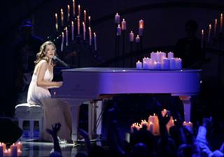 Delta Goodrem feet photo thumbnail