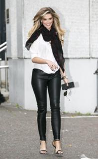 Delta Goodrem feet photo thumbnail