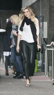 Delta Goodrem feet photo thumbnail