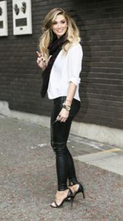 Delta Goodrem feet photo thumbnail