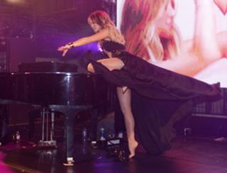 Delta Goodrem feet photo thumbnail