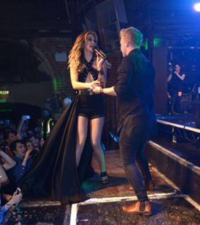 Delta Goodrem feet photo thumbnail