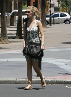 Delta Goodrem feet photo thumbnail