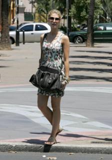 Delta Goodrem feet photo thumbnail