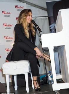 Delta Goodrem feet photo thumbnail