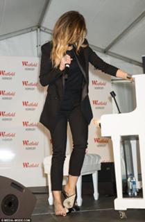 Delta Goodrem feet photo thumbnail