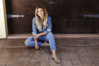 Delta Goodrem feet photo thumbnail