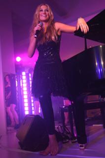 Delta Goodrem feet photo thumbnail