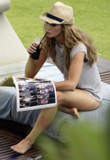 Delta Goodrem feet photo thumbnail