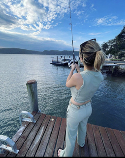 Delta Goodrem feet photo thumbnail