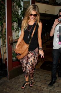 Delta Goodrem feet photo thumbnail