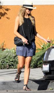 Delta Goodrem feet photo thumbnail