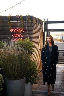Delta Goodrem feet photo thumbnail